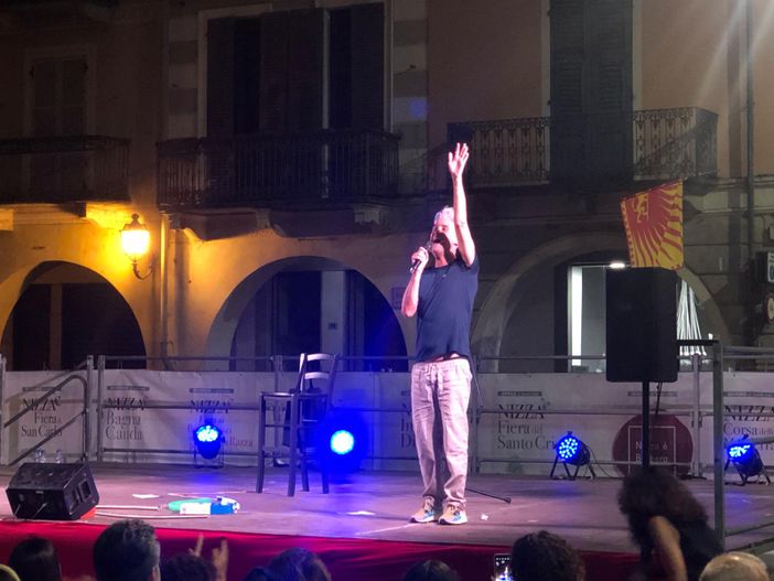 Il professor Vincenzo Schettini sul palco in piazza Martiri di Alessandria Nizza Monferrato Il professor Vincenzo Schettini sul palco in piazza Martiri di Alessandria Nizza Monferrato