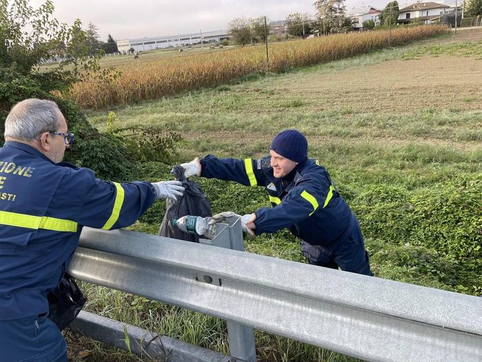 I volontari della Protezione Civile in azione per &quot;Puliamo il Mondo&quot; [FOTO]