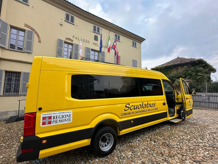 Uno scuolabus assegnato a Castagnole Lanze nell'ambito di un precedente finanziamento Uno scuolabus assegnato a Castagnole Lanze nell'ambito di un precedente finanziamento