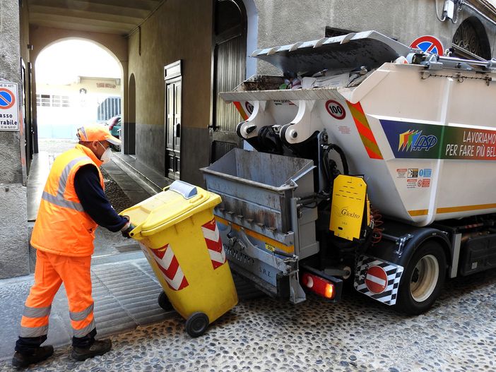 Nella foto, la raccolta porta a porta della carta