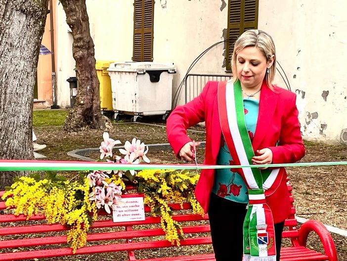 La sindaca Sara Arduino all'inaugurazione della panchina La sindaca Sara Arduino all'inaugurazione della panchina