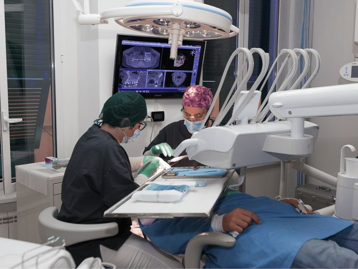 Implantologia dentale: tecniche moderne per una riabilitazione orale completa Implantologia dentale: tecniche moderne per una riabilitazione orale completa