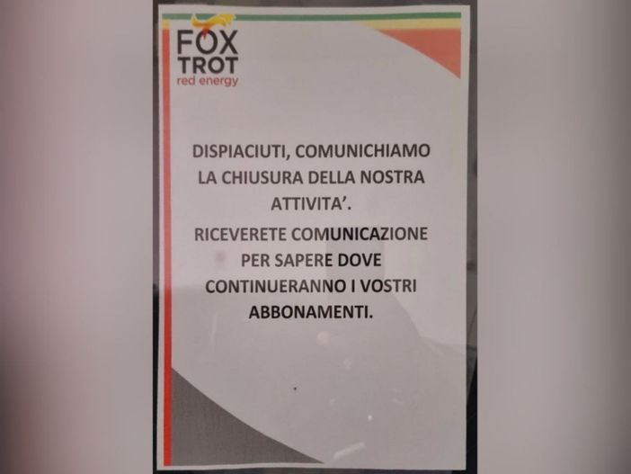 Il cartello affisso sulla porta d'ingresso della palestra