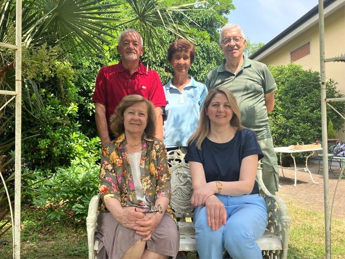 Familiari e amici di Bordone: Patrizia Gerbi col sindaco Anna Macchia; dietro da sinistra: Sergio Sesia, Adriana Cerrato, Giancarlo Malabaila.