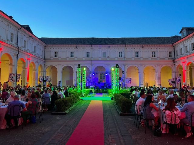Asti si illumina con la 15ª edizione della cena degli Sbandieratori e Musici J’Amis d’la Pera