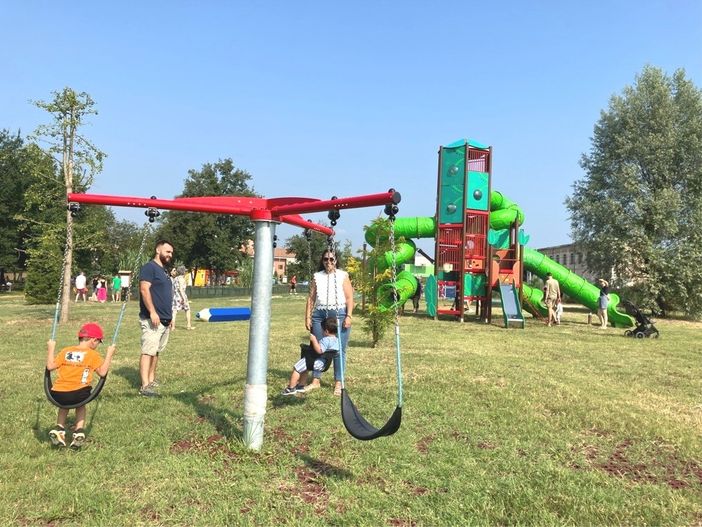 In foto: giochi per i bambini al Parco delle Verne