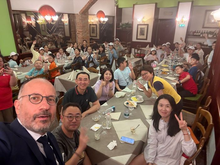 Il sindaco Maurizio Rasero con l'Orchestra Giovanile Golden Sail