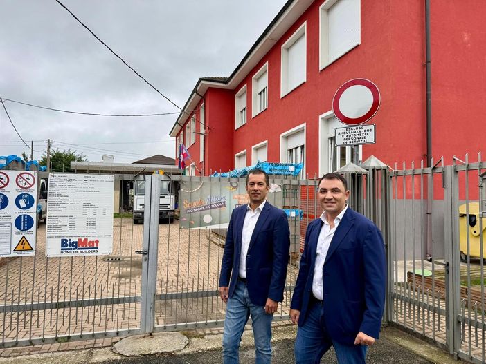 Gabusi e Vitello di fronte alla scuola Primaria