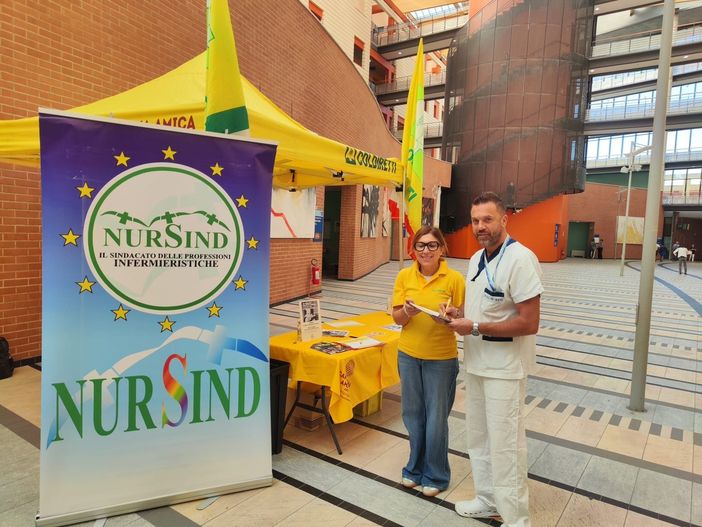 Gabriele Montana, segretario provinciale NurSind, al banchetto allestito con Coldiretti