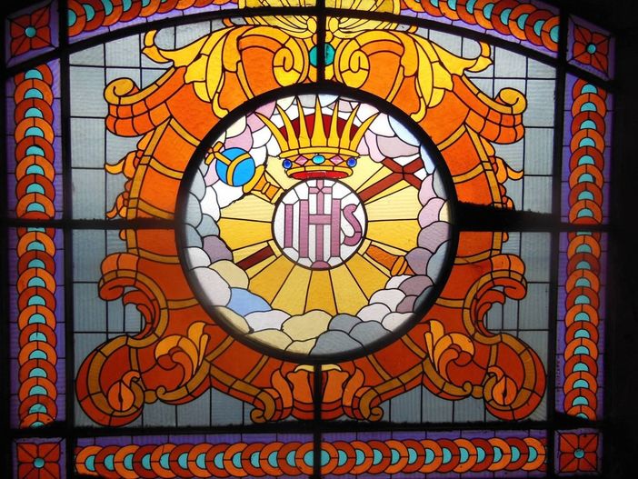 Una delle vetrate artistiche della chiesa di San Martino a Calosso