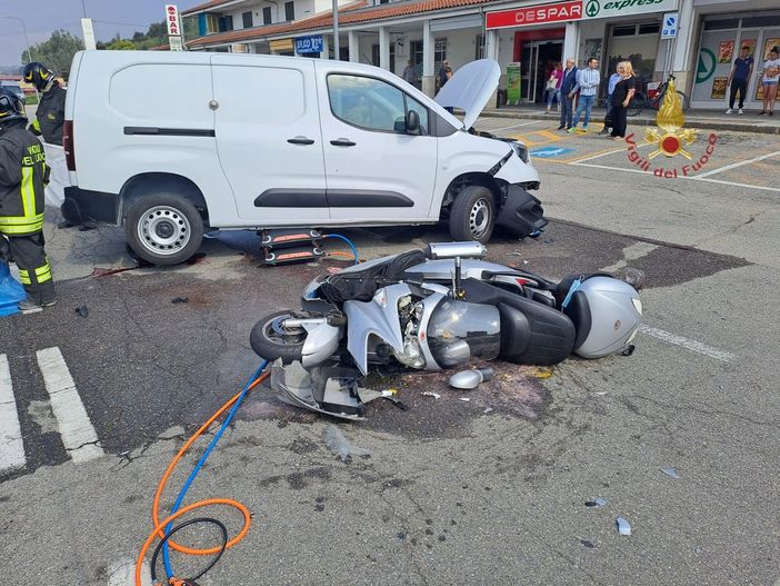 Scontro tra moto e furgone a Ferrere