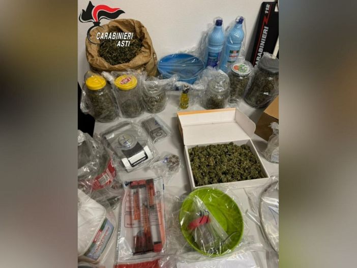 La droga e il materiale per il confezionamento posto sotto sequestro