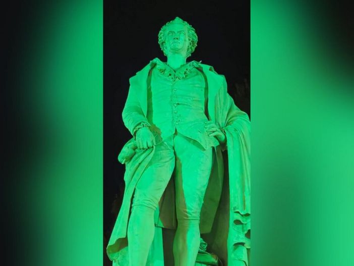 Asti, la statua di Alfieri brilla di verde contro la fibrosi cistica