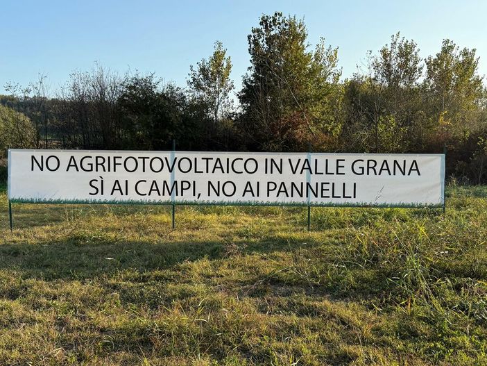 Striscione posto questo pomeriggio nel punto in cui sorgerà l'impianto Striscione posto questo pomeriggio nel punto in cui sorgerà l'impianto