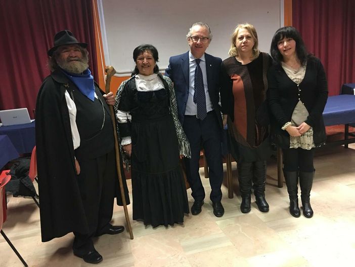 Il presidente con Angela Motta e alcuni rappresentanti della comunità in abiti locali