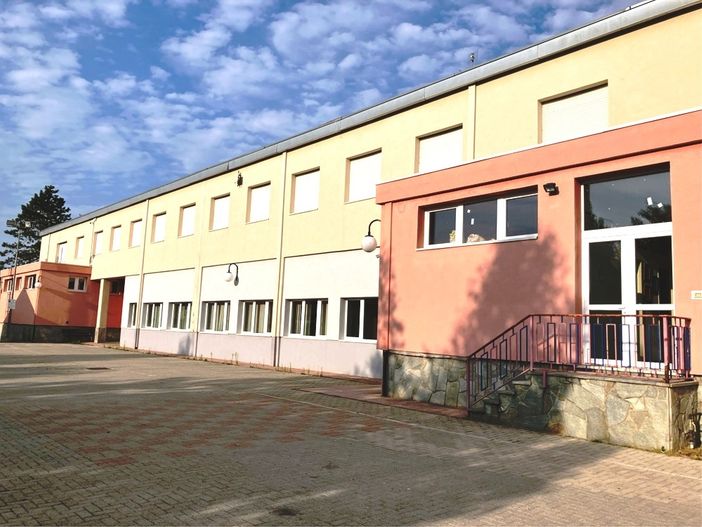 Chiusa la palestra delle scuole a Villafranca: problemi a un pilastro, il Comune studia le cause