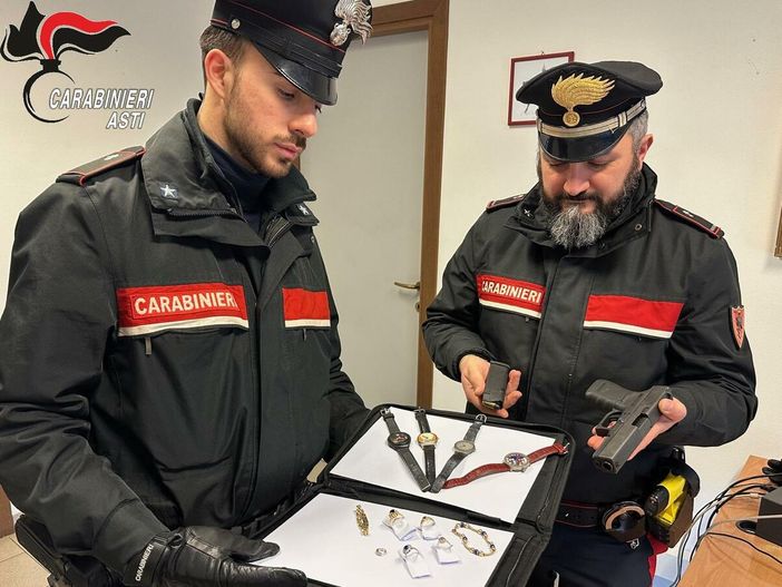 Inseguono un’auto sospetta in corso Casale, trovano pistola e gioielli: arrestato 26enne