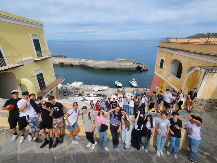 La Voce ... delle scuole: Studenti del Pellati a Ventotene nei panni degli eurodeputati per capire l'Europa La Voce ... delle scuole: Studenti del Pellati a Ventotene nei panni degli eurodeputati per capire l'Europa