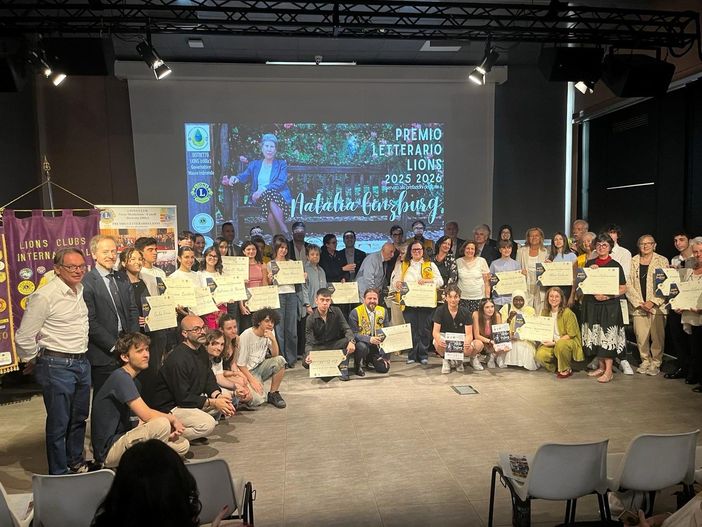 La voce... Delle scuole: al “Monti” terza edizione per la mostra I fiori del nostro giardino La voce... Delle scuole: al “Monti” terza edizione per la mostra I fiori del nostro giardino