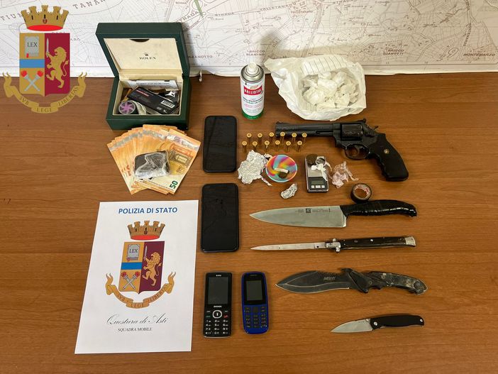 Praia: la polizia di Asti arresta due giovanissimi. Uno di loro aveva in mano una pistola pronta all'uso