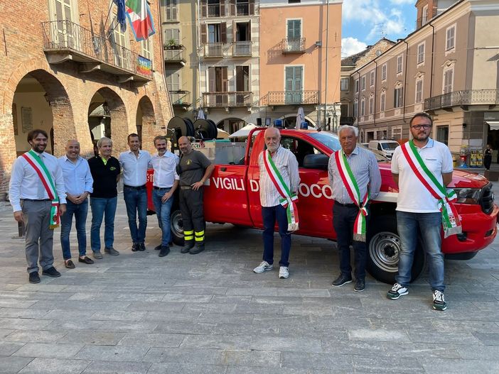 Il momento dell'inaugurazione del mezzo donato
