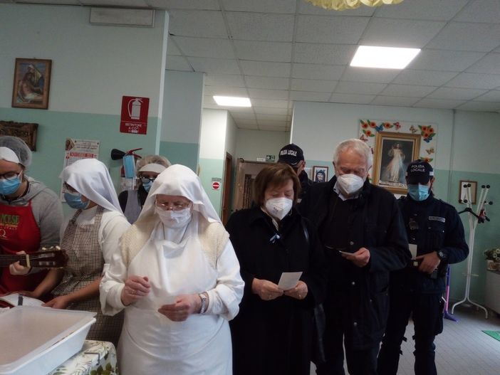 Il momento della preghiera condotta da Suor Luigina con Mariangela Cotto, Arnaldo Malfatto (One More Life), altri volontari e i vigili urbani.