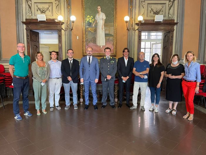 Foto di gruppo a margine dell'incontro in Municipio con il comandante uscente della Guardia di Finanza