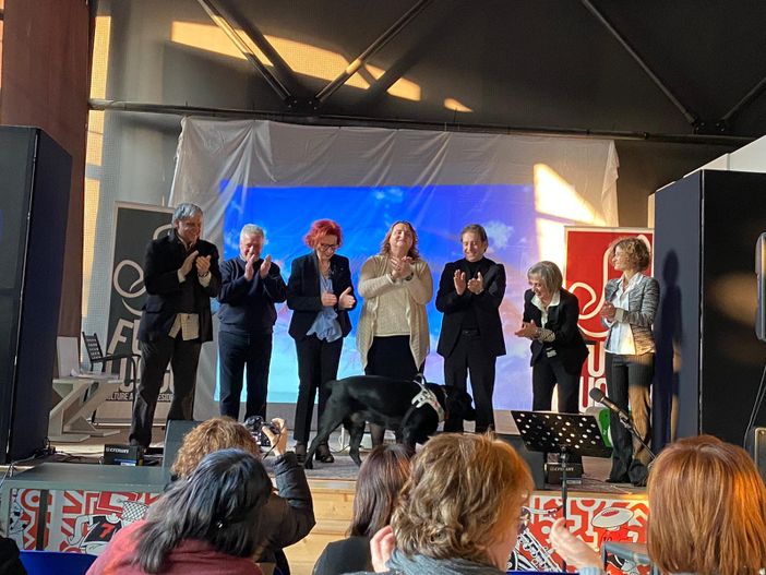 Successo e partecipazione per lo spettacolo "A braccia spalancate", di e con Renata Sorba