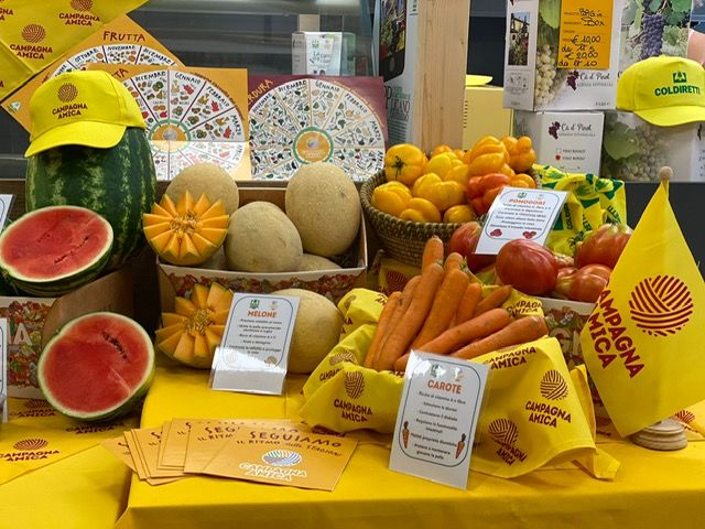 Astigiani di ogni età in coda per gli assaggi di AgriMacedonia Astigiani di ogni età in coda per gli assaggi di AgriMacedonia