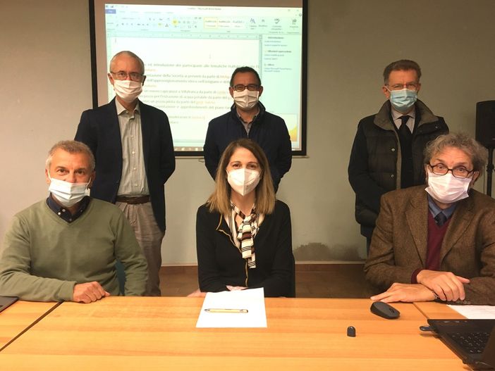 Il sindaco Anna Macchia con amministratori e tecnici intervenuti all'incontro pubblico