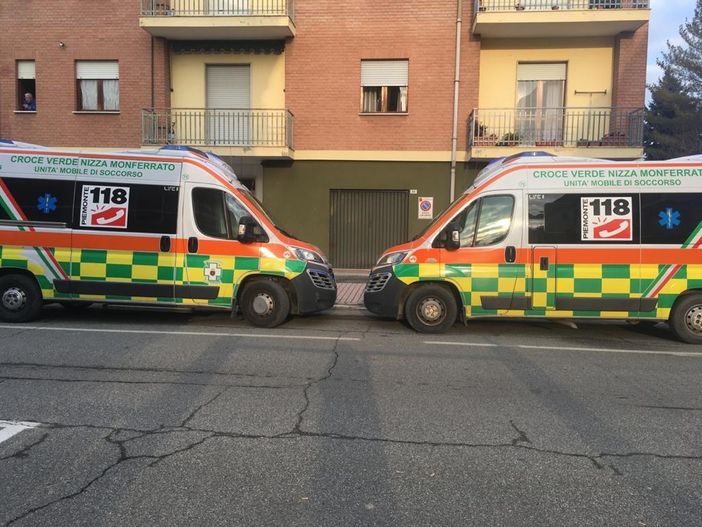 Fiocco rosa su un’ambulanza della Croce Verde di Nizza Monferrato