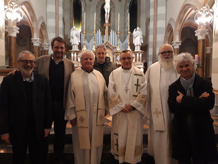 Da sin Francesco Scalfari, Luca Chiusano, don Pierino Torchio, parroco di Antignano, Mauro Ferro, il vescovo Marco Prastaro, don Luigi Binello e Roberto Cavallo