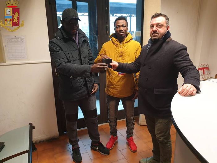 Due giovani trovano portafoglio con 190 euro e lo portano alla Polizia