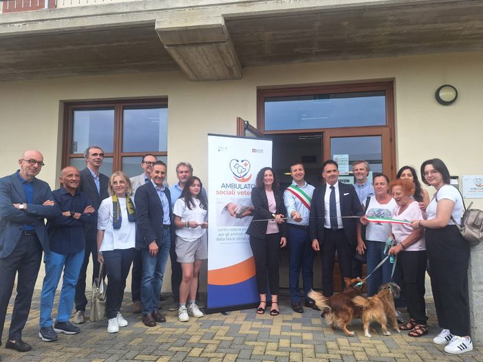 Inaugurato a San Damiano l'ambulatorio veterinario gratis per i più fragili
