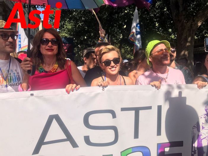 Vittoria Briccarello durante il Pride, al centro, tra Luxuria e Camilli Vittoria Briccarello durante il Pride, al centro, tra Luxuria e Camilli