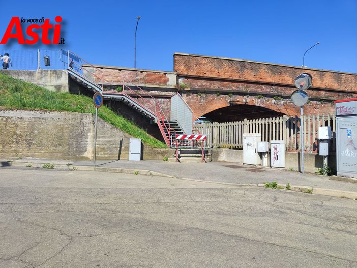 Percorso a ostacoli per i pedoni che da corso Savona vanno verso la stazione. Ancora chiuso l'attraversamento da strada dello Scalo Percorso a ostacoli per i pedoni che da corso Savona vanno verso la stazione. Ancora chiuso l'attraversamento da strada dello Scalo