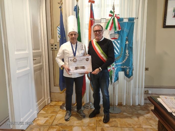 Silvano Baldi ritratto con il sindaco di Costigliole Enrico Alessandro Cavallero