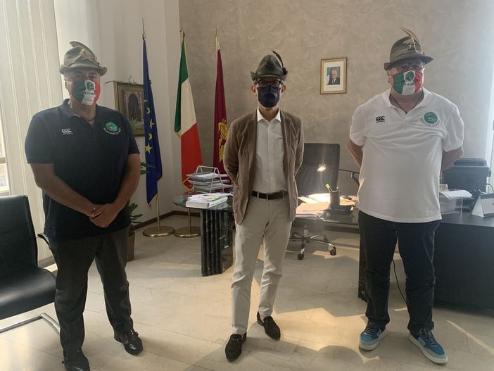 Al centro della foto il questore Sebastiano Salvo ritratto con il presidente della Sezione Ana di Asti Fabrizio Pighin (a sinistra) e il vice presidente Vicario Vicenzo Calvo (a destra) Al centro della foto il questore Sebastiano Salvo ritratto con il presidente della Sezione Ana di Asti Fabrizio Pighin (a sinistra) e il vice presidente Vicario Vicenzo Calvo (a destra)