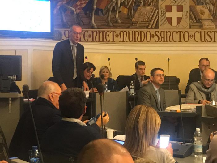 Dopo la "partenza falsa" del Consiglio Comunale, lunedì sera e la convocazione d'urgenza di ieri, altri problemi tra maggioranza e opposizione Dopo la "partenza falsa" del Consiglio Comunale, lunedì sera e la convocazione d'urgenza di ieri, altri problemi tra maggioranza e opposizione