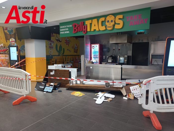 Il ristorante dopo il danneggiamento avvenuto la notte scorsa Il ristorante dopo il danneggiamento avvenuto la notte scorsa