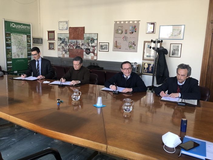 Il momento delle firme di sottoscrizione del protocollo