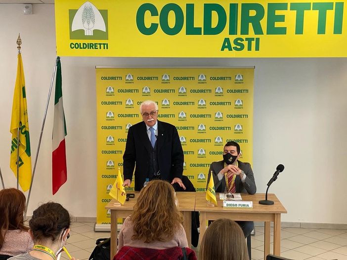 Il professor Calabrese ritratto nell'ambito di un incontro organizzato da Coldiretti. Accanto a lui, il direttore dell'associazione Diego Furia