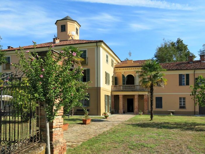 Castello di Mombarone Castello di Mombarone