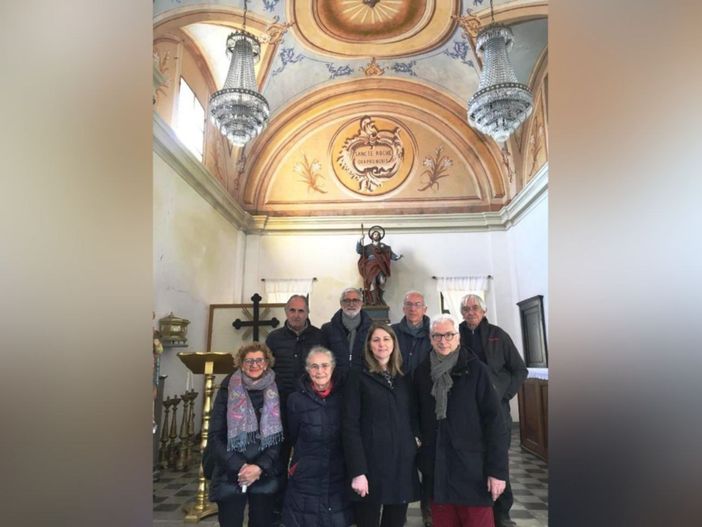 Volontari "Per San Rocco" col sindaco Macchia (al centro) e la presidente Grosso