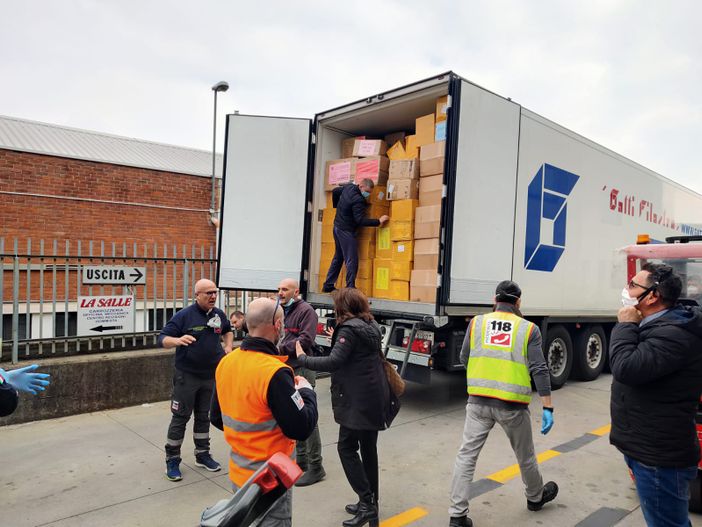 Coronavirus, l'assessore alla Sanità della Regione Icardi incontra il console cinese "Siamo grati degli aiuti che stiamo ricevendo dalla Cina" Coronavirus, l'assessore alla Sanità della Regione Icardi incontra il console cinese "Siamo grati degli aiuti che stiamo ricevendo dalla Cina"