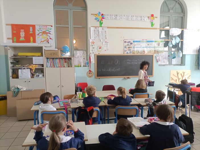 La giornalista e scrittrice Laura Nosenzo ritratta nel corso dell'incontro con gli alunni della IIG della Primaria di San Marzano Oliveto