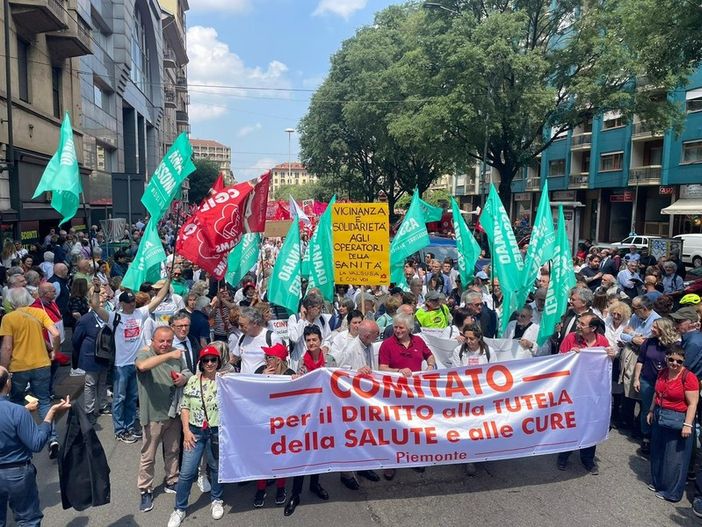 Marcia della Salute, manifestanti sotto la Regione: &quot;La Sanità pubblica non si vende&quot;