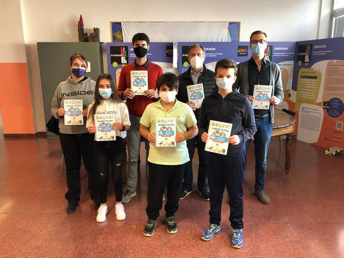 Consegna libri sull'educazione digitale agli studenti di Moncalvo Consegna libri sull'educazione digitale agli studenti di Moncalvo