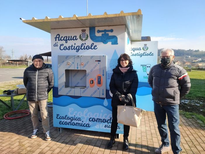 Nell'immagine, da sinistra a destra, il consigliere comunale Claudio Austa, la vicesindaco di Costigliole d'Asti Tanya Arconi e l'assessore all'Ambiente e Ecologia Giuseppe Fiore