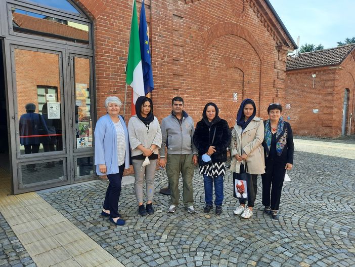 La famiglia Sultani con le maestre Raffaella Rozzo e Laura Basso